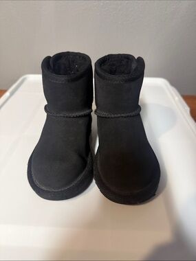 UGG Short Suede Boot in Black